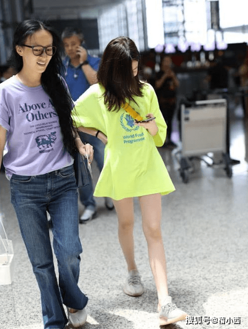 身材|王菲带二女儿李嫣走机场，又现简约穿搭，李嫣比妈妈更“佛系”