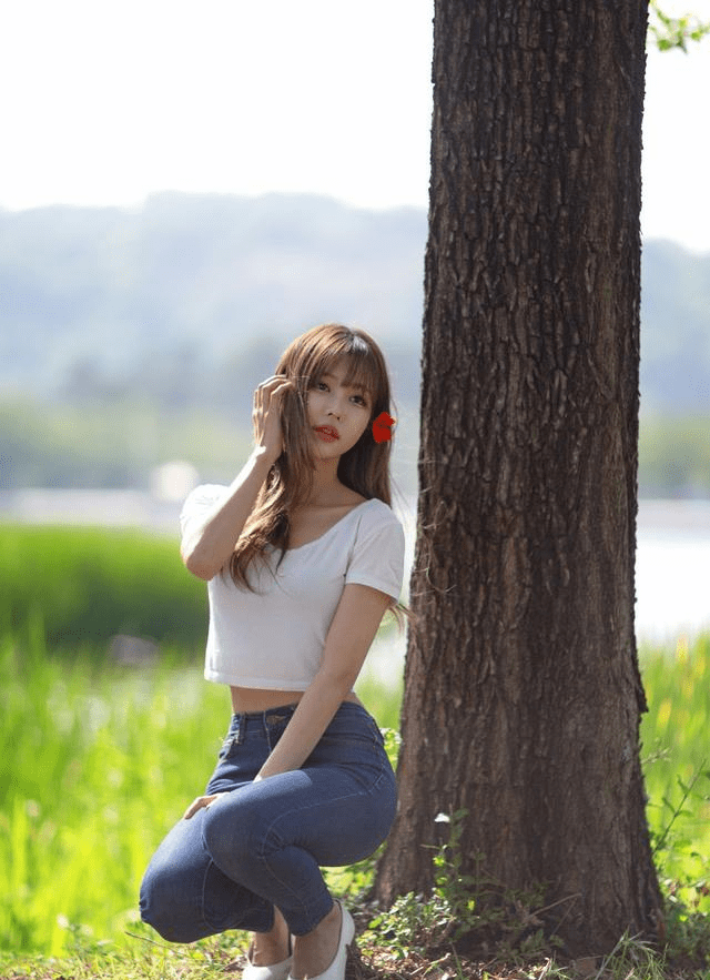 女生|模样甜美的韩国女生,露出纤细的小蛮腰,展现出青春朝气之美