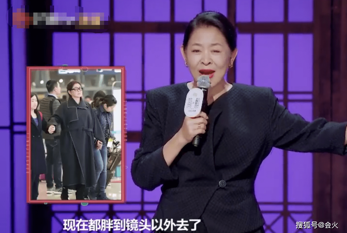 头发|62岁倪萍现身机场，头发乌黑浓密精神足，脖子上挂玉石项链抢镜