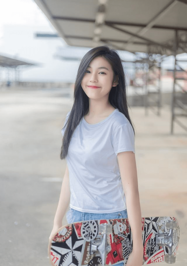 女孩子|俏皮可爱的越南姑娘，T恤配短裤的简约穿搭，看起来格外青春活力
