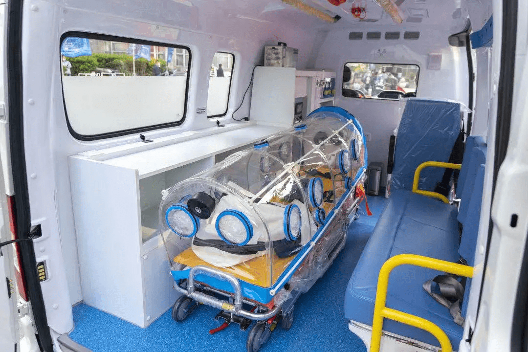 20台v80转运型医疗救护车奔赴青海高原