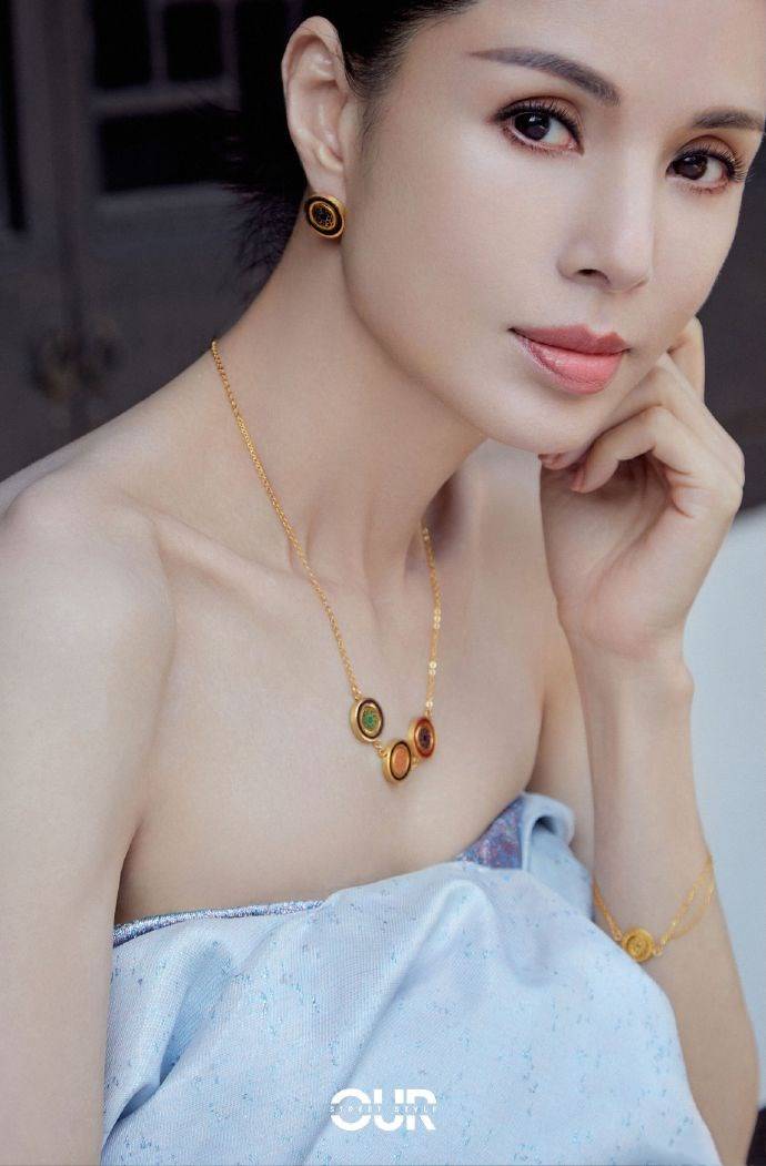 原创李若彤一袭抹胸撞色裙装飘逸浪漫独具美感古风与时尚完美结合