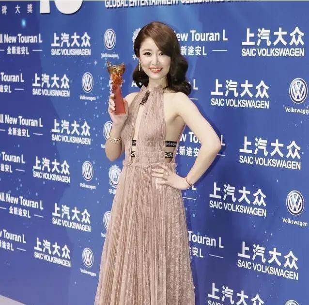 发型|有种拼叫44岁林心如，穿抹胸裙搭羊毛卷头发，无滤镜生图太真实