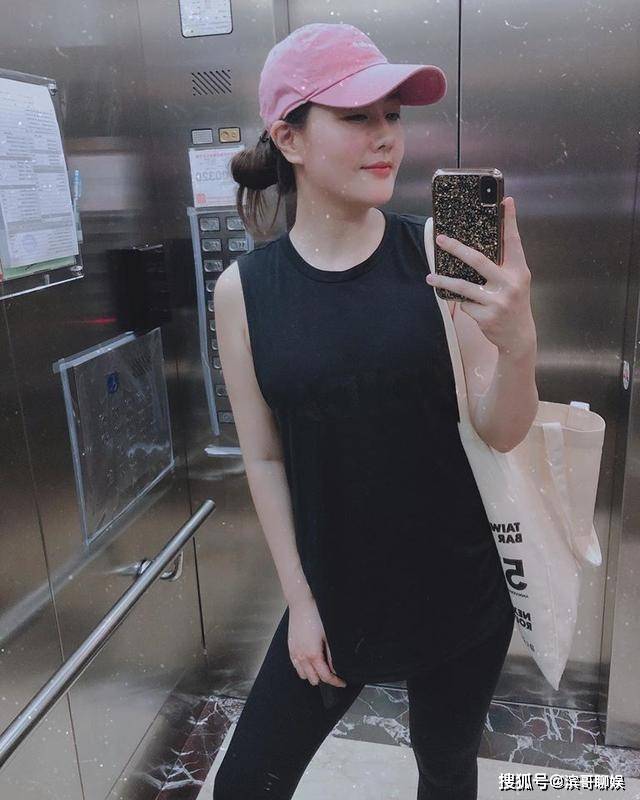 丫头担任伴娘,徐凯希,简廷芮,周晓涵与张艾亚也都是伴娘团一员