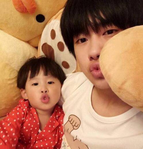 家长|炫弟狂魔易烊千玺，和弟弟相差12岁，别人晒自己他晒弟弟