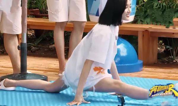 宋雨琦减肥成功后遇对手,和吴宣仪穿短裤劈叉,腿长差伤自尊