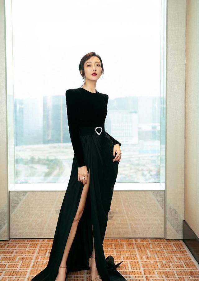 超短裙|37岁王鸥不再低调，“内衣外露”还要搭配超短裙，女团身材太绝了