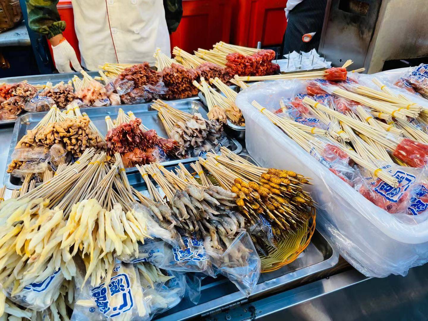 这里是哈尔滨的美食地标,几百个摊位汇聚全国几十种美食,很过瘾