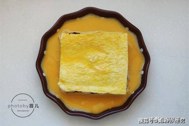 面包|吐司剩了没人吃？加2个香蕉再来点豆沙，煎一煎香甜松软，好吃！