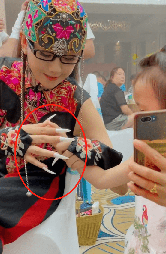 黑色|网友偶遇杨丽萍合影，老了瘦出尖下巴，走机场还穿短裤露腿！