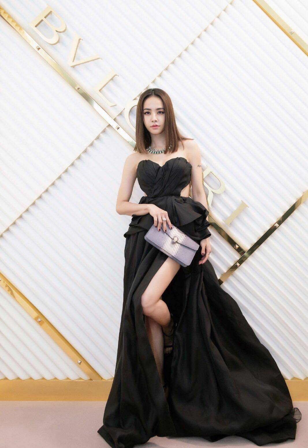 杨颖|女星都爱开叉裙！唐嫣baby江疏影甜美又气质，41岁刘涛美得太惊艳