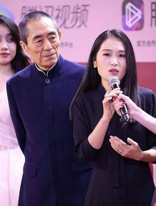 中山装|张艺谋携女走红毯，38岁张末罕见精致不敢认，浓妆艳抹撞脸章子怡！
