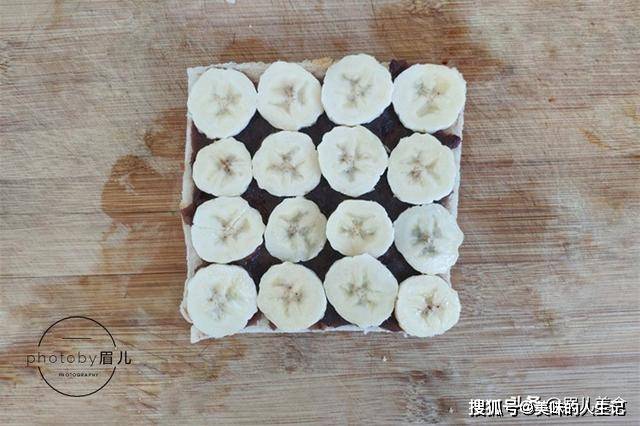 面包|吐司剩了没人吃？加2个香蕉再来点豆沙，煎一煎香甜松软，好吃！