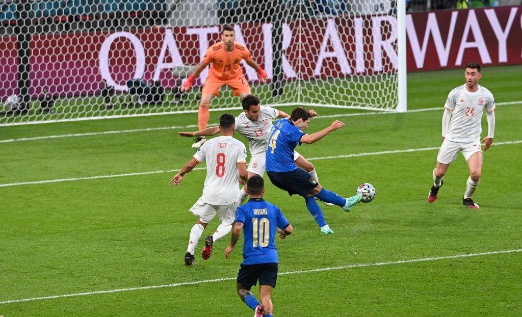 意大利防守反击奏效!尤文球星轰踏昔日王者,跪地霸气庆祝