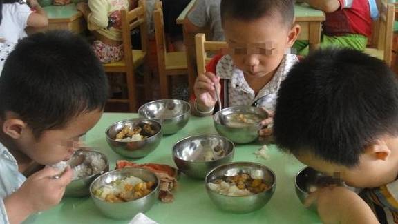 什么|孩子最爱的幼儿园“大锅饭”，有什么魔力？4点优势在家很难做到