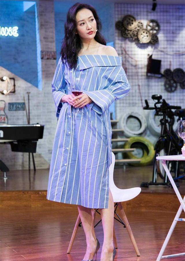 超短裙|37岁王鸥不再低调，“内衣外露”还要搭配超短裙，女团身材太绝了