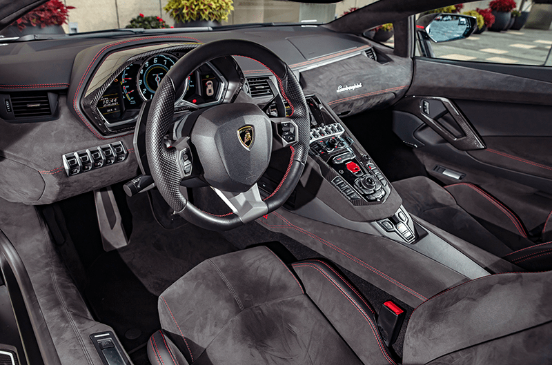 对于一台超跑来说,一套包裹性强的座椅是标准配置,而aventador(参数