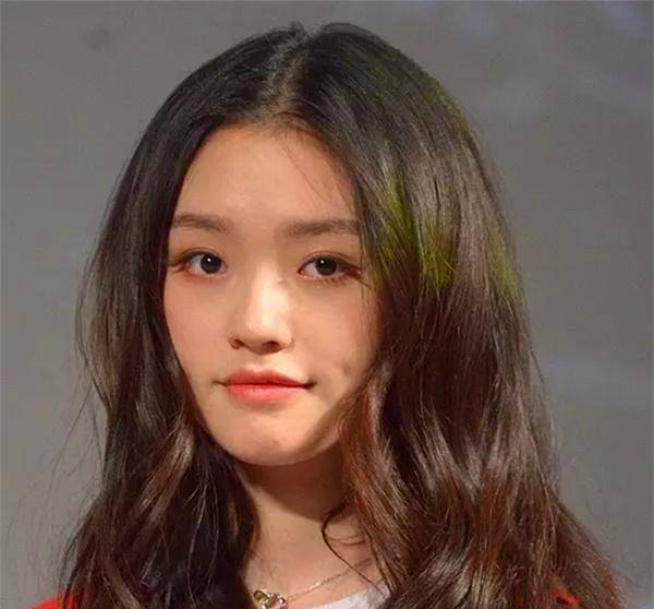 林允颜人中同框回家恋情再被拍,携爱犬搬东西疑已同居