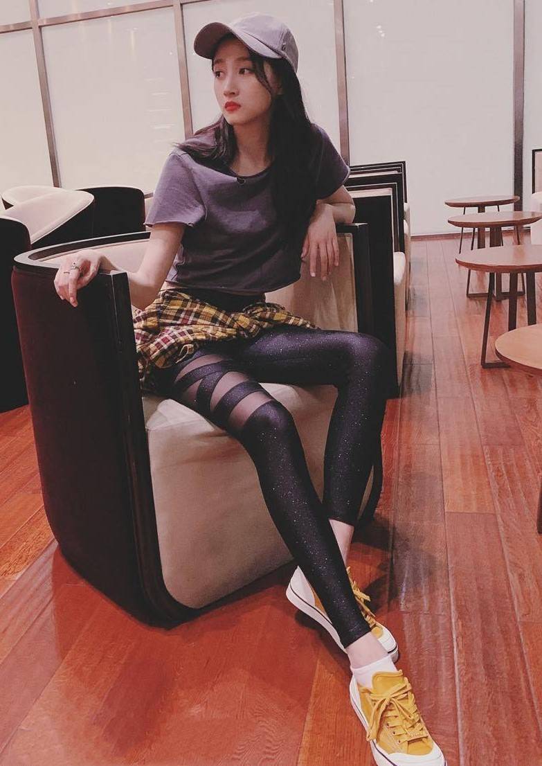 增加了|关晓彤把短裙穿成T恤，搭配“自行车裤”，秀出逆天大长腿
