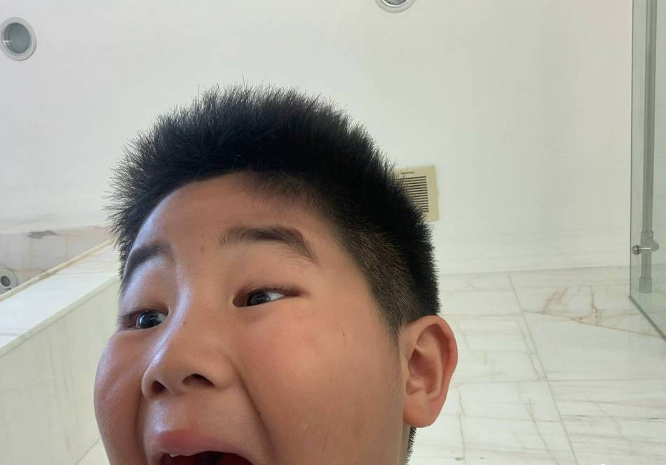 小鱼儿挤眉弄眼鬼马机灵 胡可吐槽他常在厕所自拍