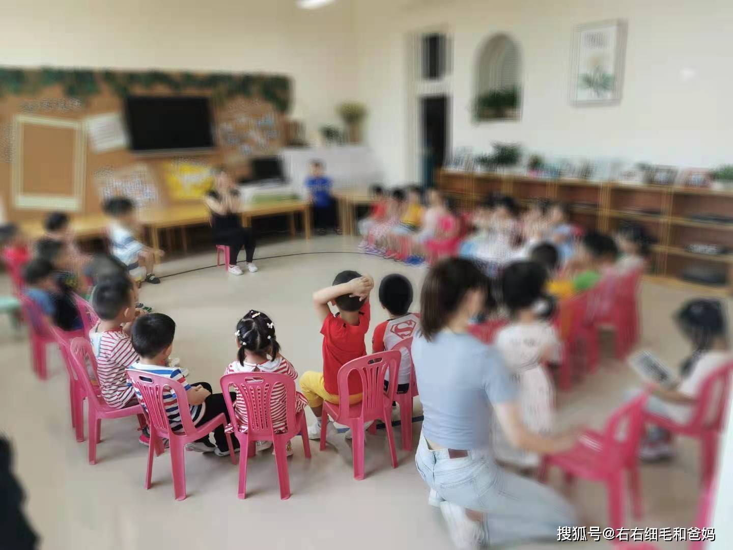 带着|幼儿园小班的“毛巾哥”，一年了还带着毛巾上学，孩子在怕什么？