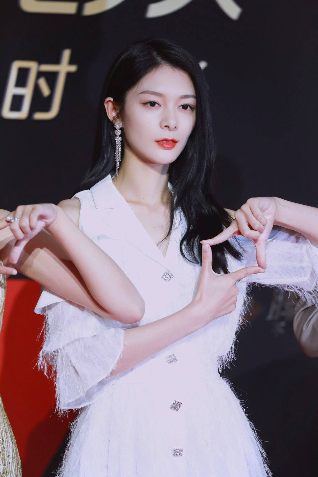 网友|傅菁的红唇也太好看了吧，穿白裙气质出众，网友：红唇美女！