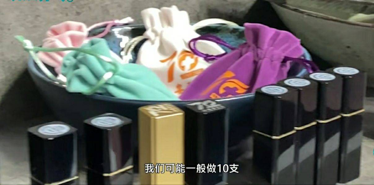 女孩子|高校老师亲手制作105支专属口红，送给毕业生：福利真够大