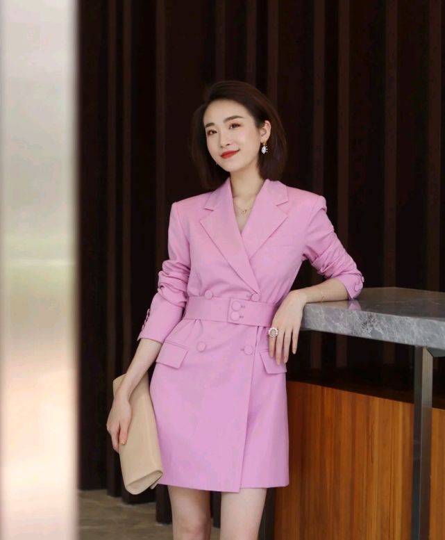 短裙|夏日穿搭要以简约实用为主，合适的穿搭，能把整个人衬得更有魅力