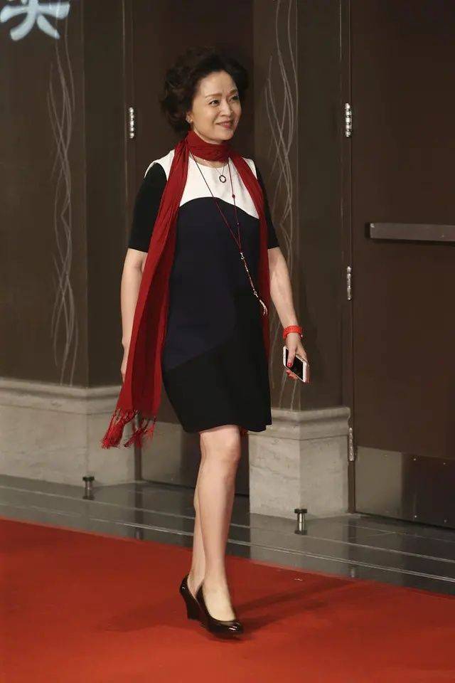 整体|刘莉莉穿紧身裙亮相,肚腩泛滥脸爬满皱纹,但也有中年女性优雅!