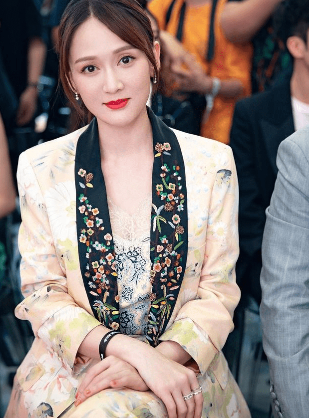 整体|任达华眼光真好,妻子琦琦穿西装显得超美,179的身高太亮眼了