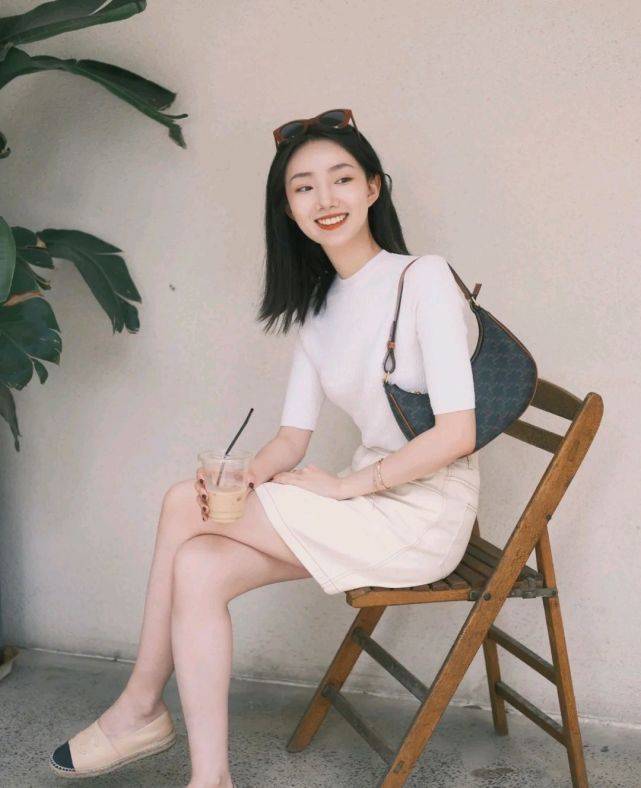 短裙|夏日穿搭要以简约实用为主，合适的穿搭，能把整个人衬得更有魅力