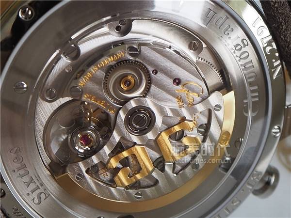 腕表采用蓝宝石透明表背,内部搭载的是格拉苏蒂原创自制的39-34机芯