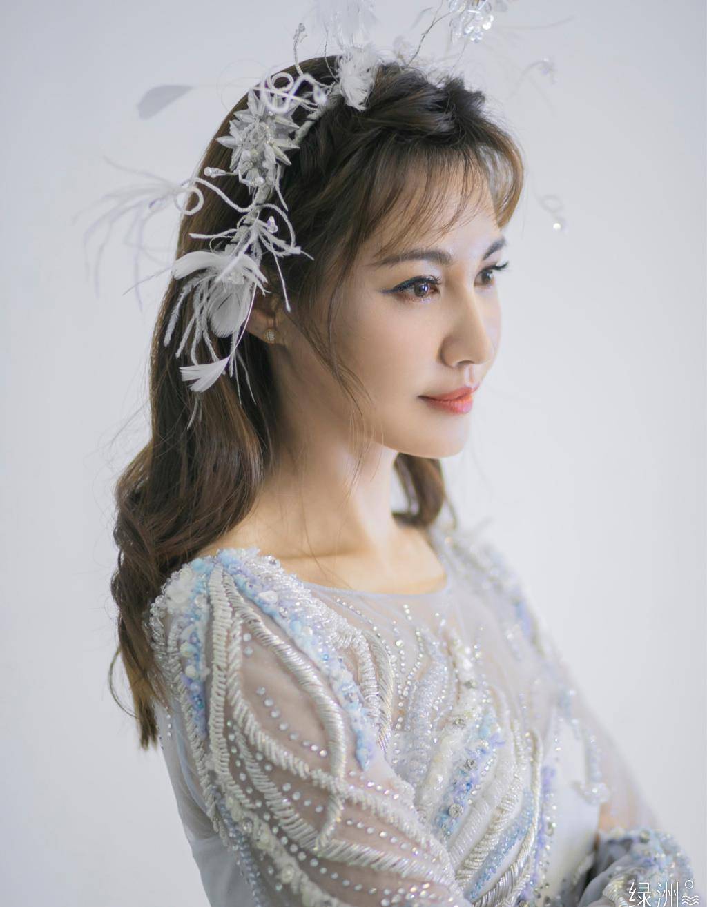 女儿|杨雪真的好嫩啊，化浓妆撞脸杨颖，和女儿看着像姐妹一样