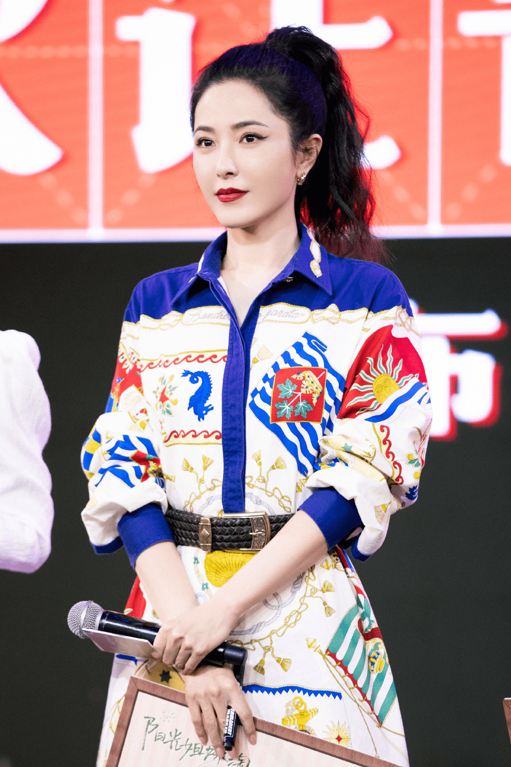 黑色|原来曾黎至今还未婚，难怪保养得那么好，身穿印花连衣裙高级减龄