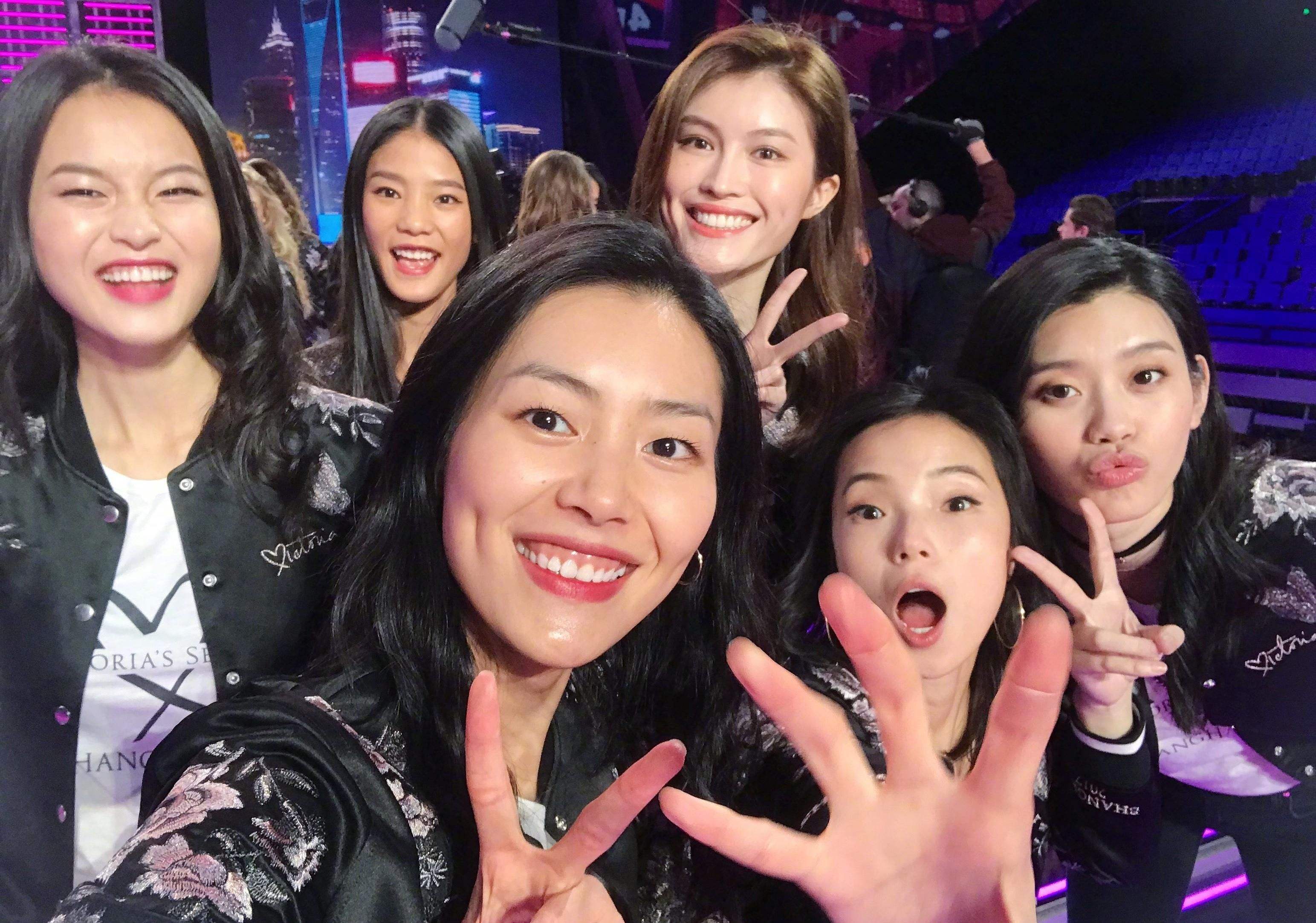 欧美大|刘雯夏季出游晒“无修图”，芭比粉T恤搭黑色吊带裙，显高挑身材