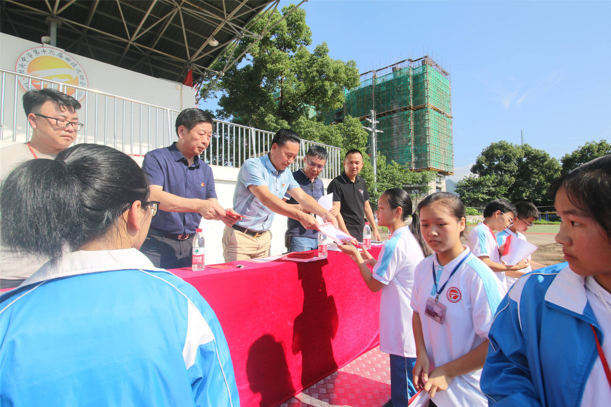 千山踐初心烈日灼背顯真情廣東流動黨總支守望未來堅持助學坦頭中學