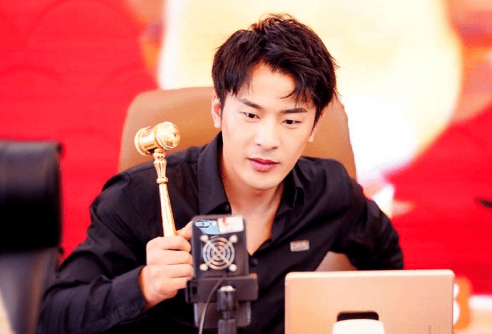 原创辛巴连麦斥责徒弟鹿埋怨其工作不够努力对方赌气关闭直播