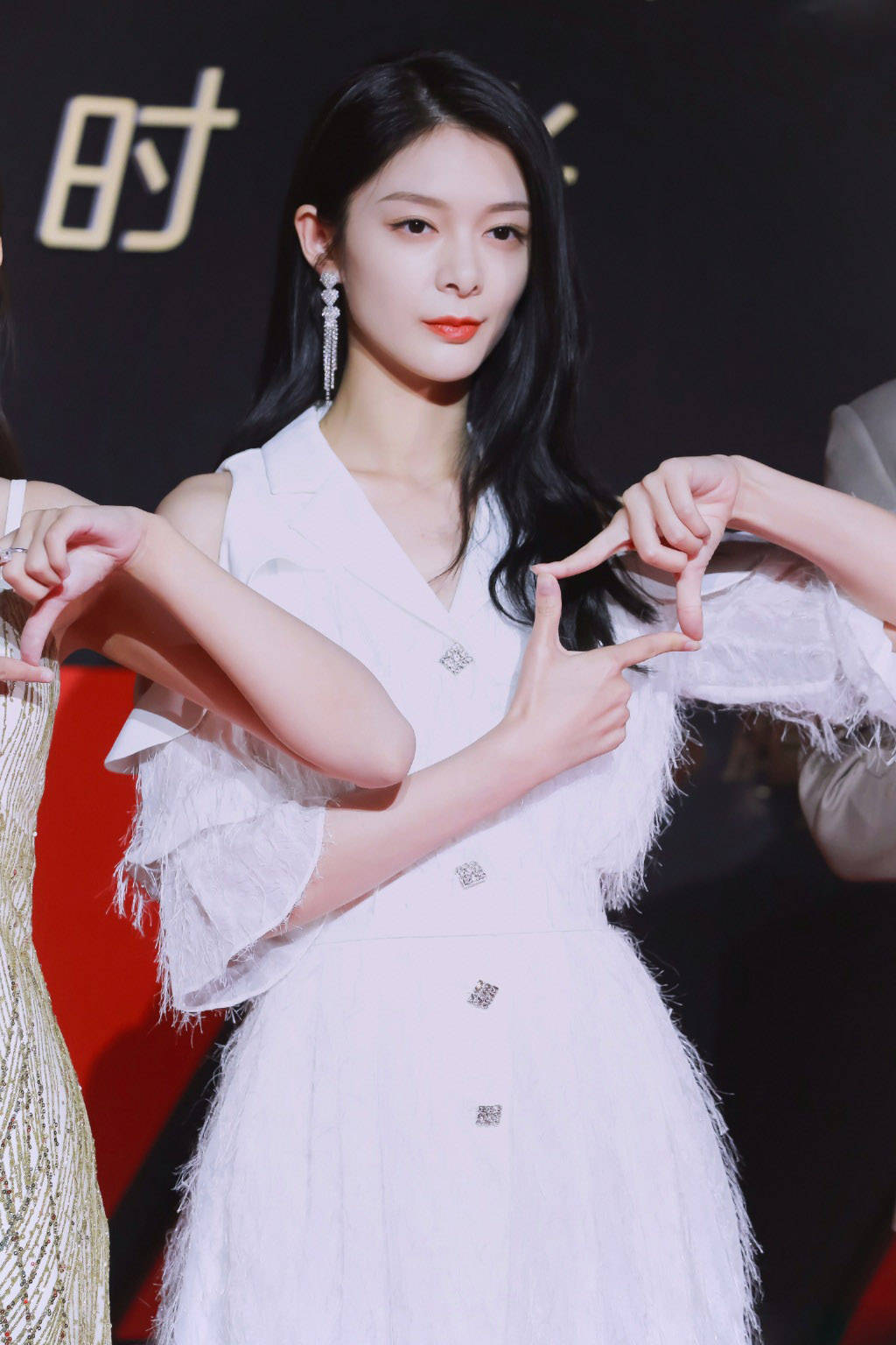 网友|傅菁的红唇也太好看了吧，穿白裙气质出众，网友：红唇美女！