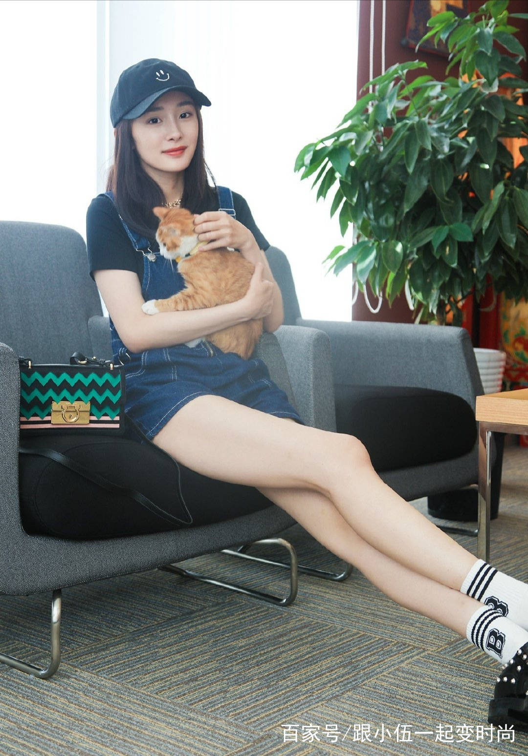 高跟鞋|杨幂的背带裙让她瞬间回到少女时代，变美秘籍瘦就对了
