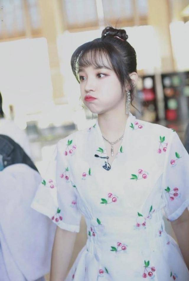 宋雨琦|宋雨琦穿搭也太可爱了，扎丸子头穿碎花裙，有点邻家小妹的感觉了