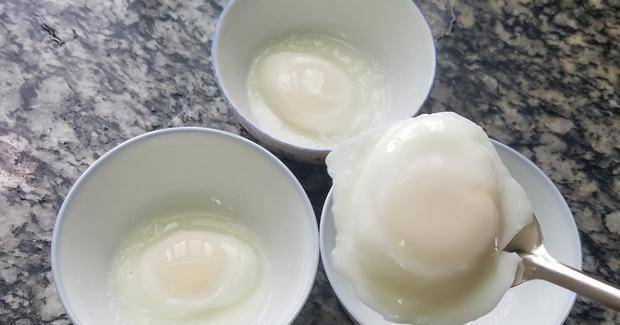 碗底|天气炎热,试试这道水煮荷包蛋,不用油也能做,好吃好看又清淡