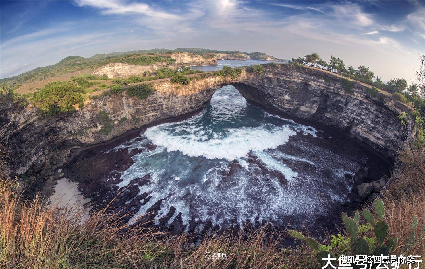 隱藏在巴厘島附近的惡魔島,有眾多網紅景點,景色優美卻伴隨危險