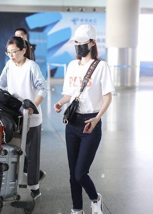 黑色|王丽坤和小11岁林允同框,穿得这么素颜,却一点都没输气质