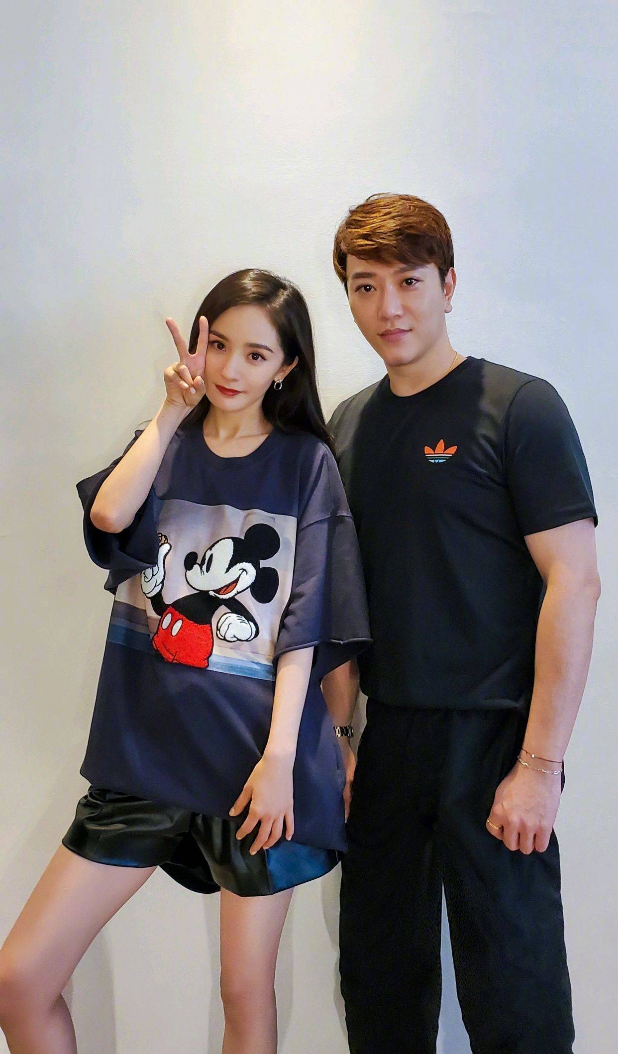 短裙|短裙“失宠”了,今年夏天流行百慕大短裤,郑爽万茜穿上也太A了