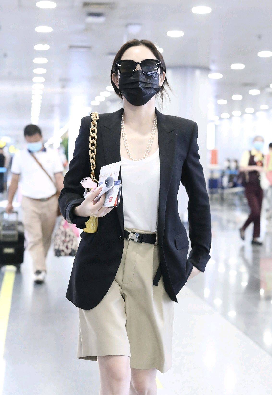 短裙|短裙“失宠”了,今年夏天流行百慕大短裤,郑爽万茜穿上也太A了