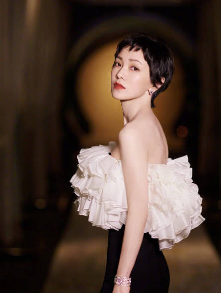 义气|腿粗别穿牛仔裤了，郭采洁带火了一条“分叉裙”，穿上显瘦20斤