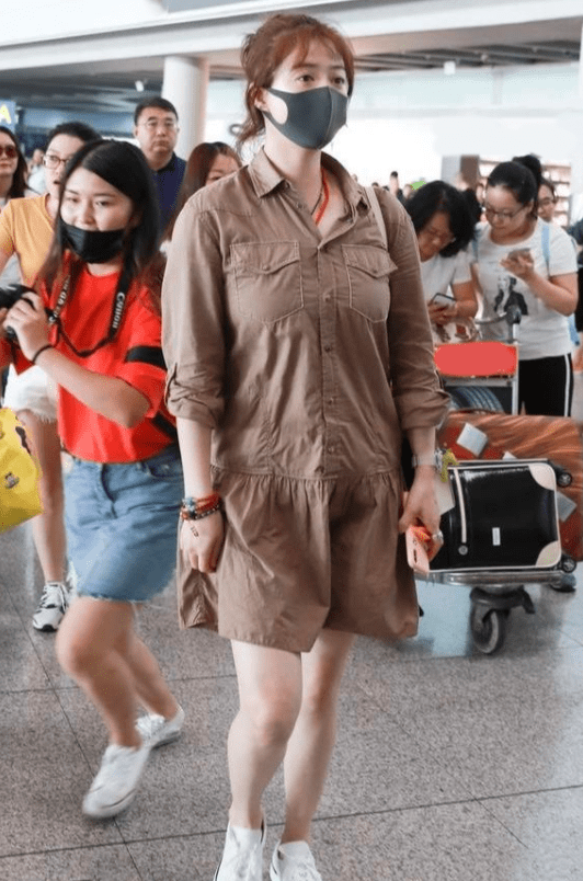 条纹|蒋欣瘦了真敢穿！穿衬衫下摆缝“荷叶边”，“豆腐腿”美成焦点