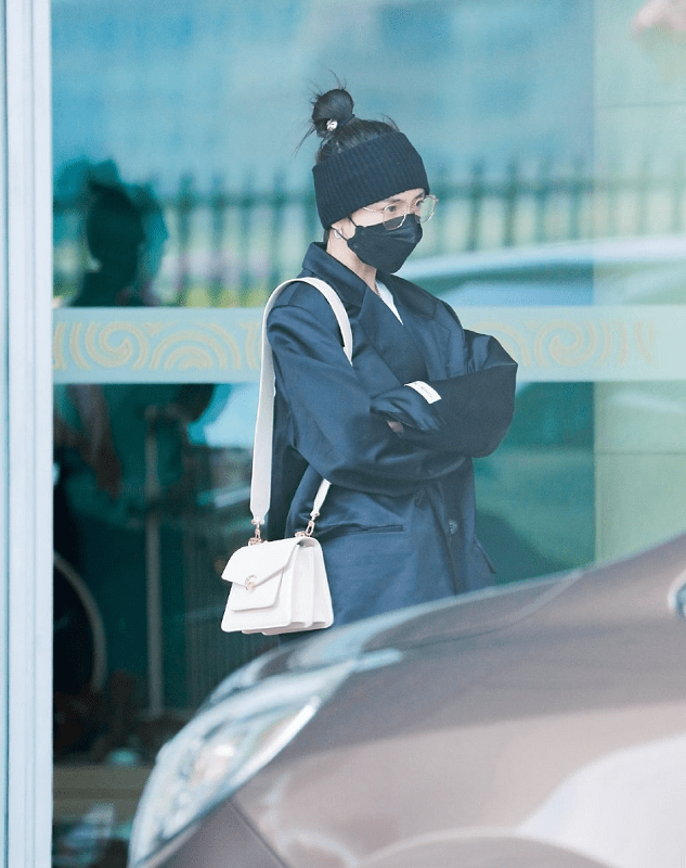 杨幂|“单身汉”杨幂魅力挡不住，“小鸟腿”套双波点袜，腿细的很危险