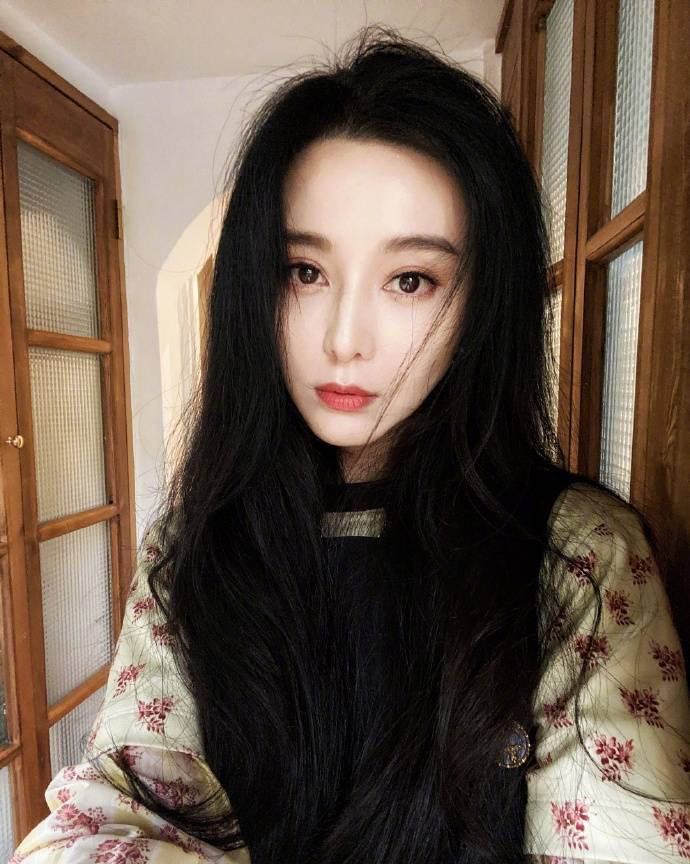 范冰冰晒自拍美照与猫猫合影 乌发及腰温婉大气