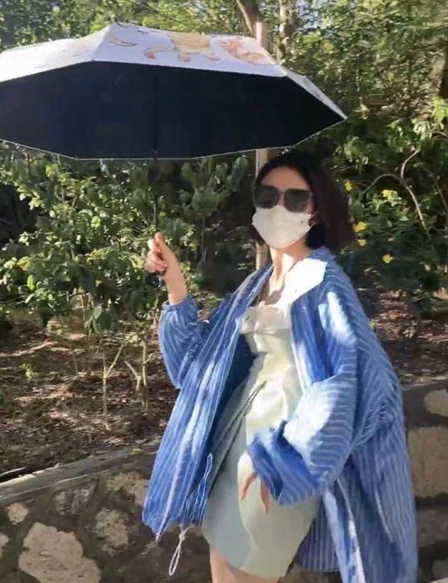 活动|唐艺昕晒日常，穿老公外套甜蜜撒糖，小腹凸起被猜怀上二胎